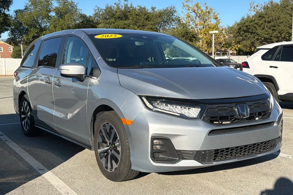 Used 2025 Solar Silver Metallic Honda EX-L image 2