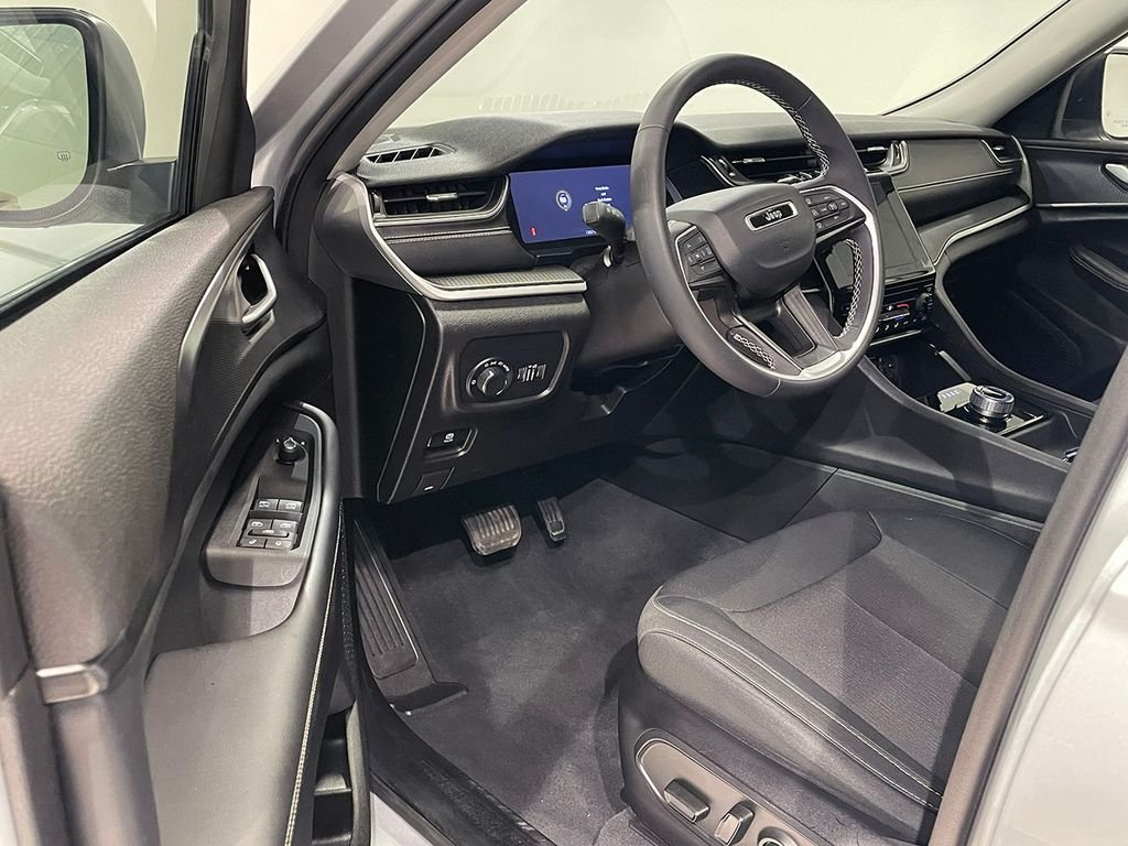 Used 2023 Silver Jeep Laredo image 19