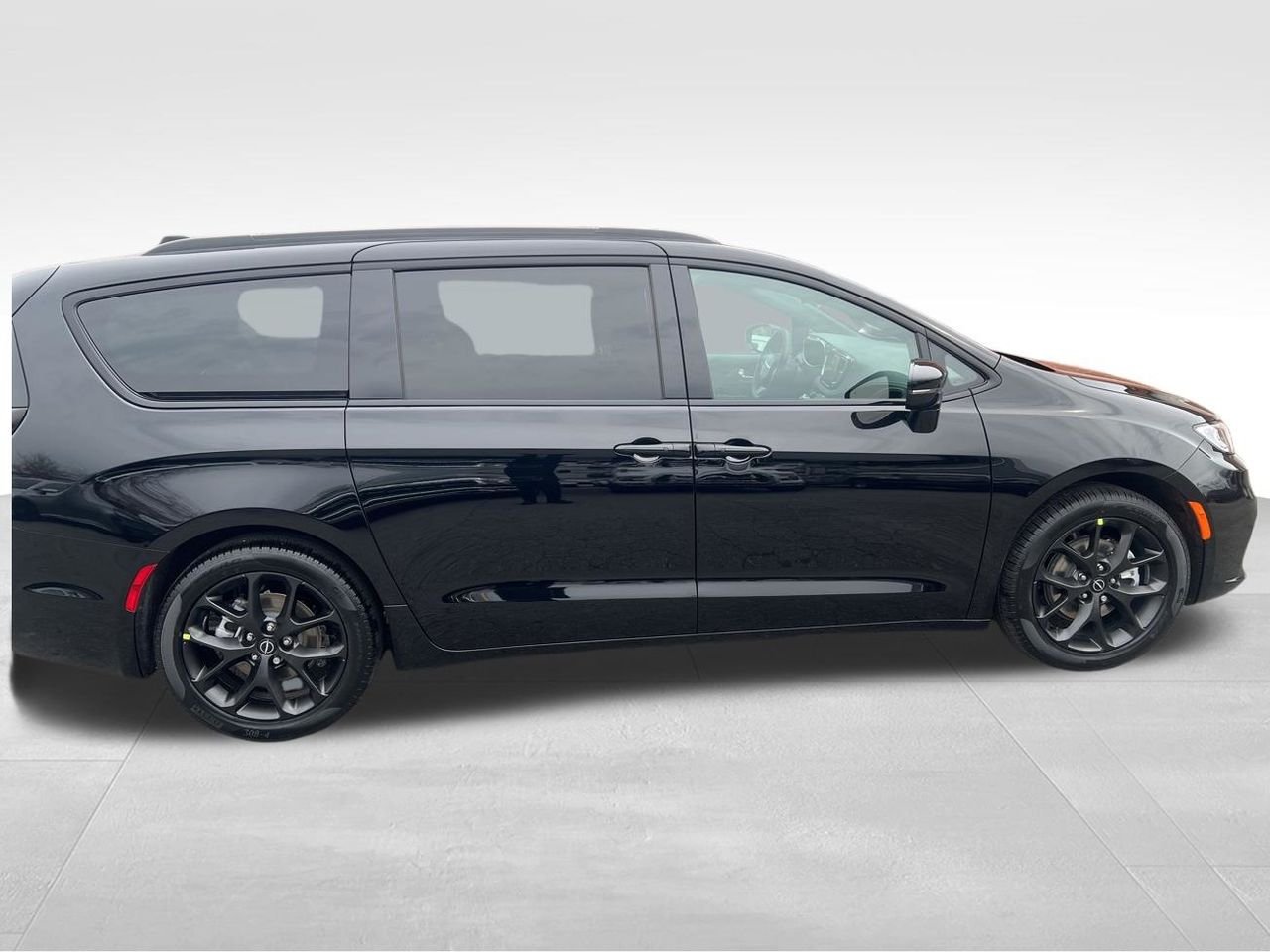 New 2026 Diamond Black Crystal Pearl-Coat Exterior Paint Chrysler Select image 6