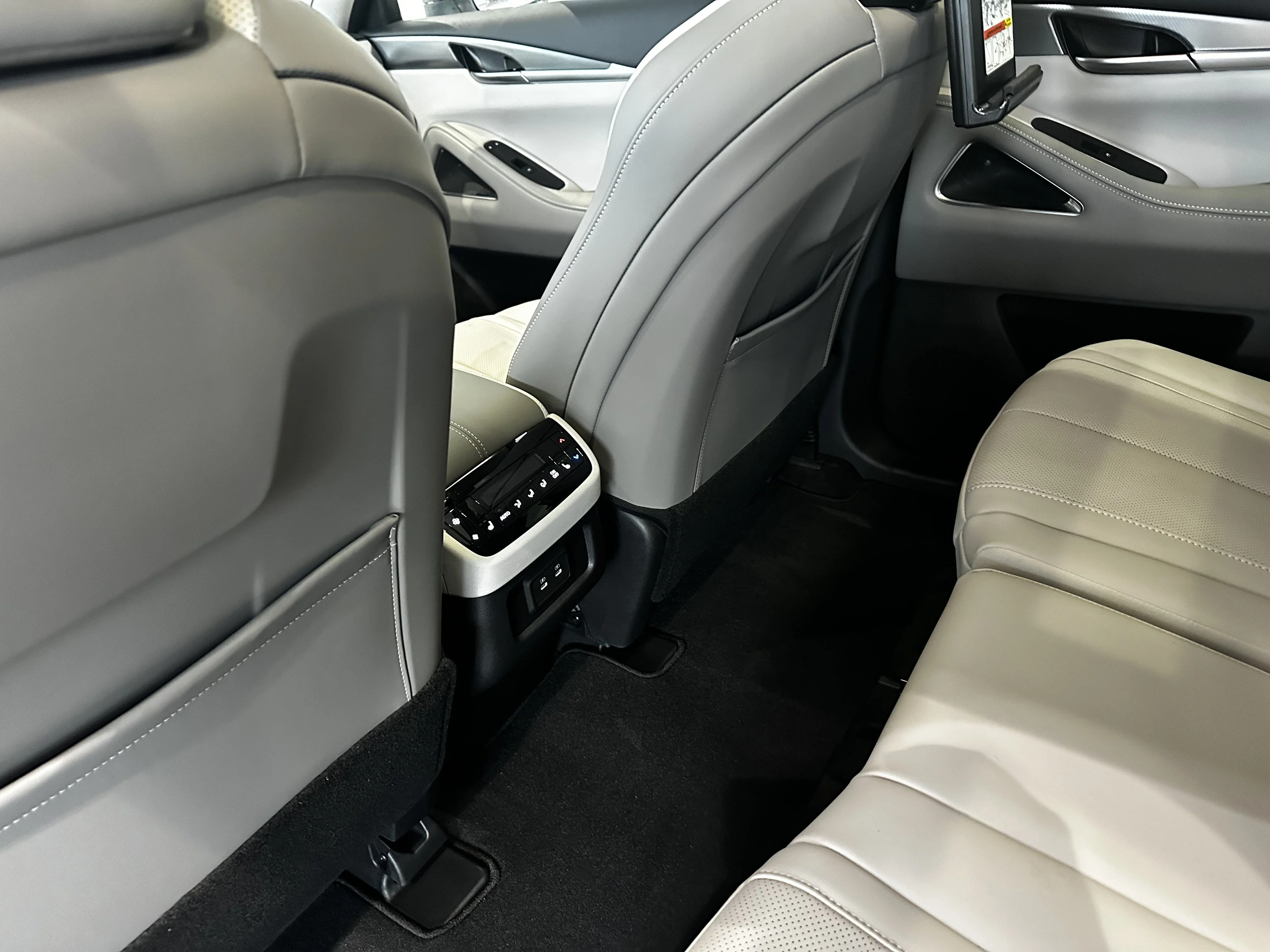 New 2027 RADIANT WHITE INFINITI Luxe AWD image 13