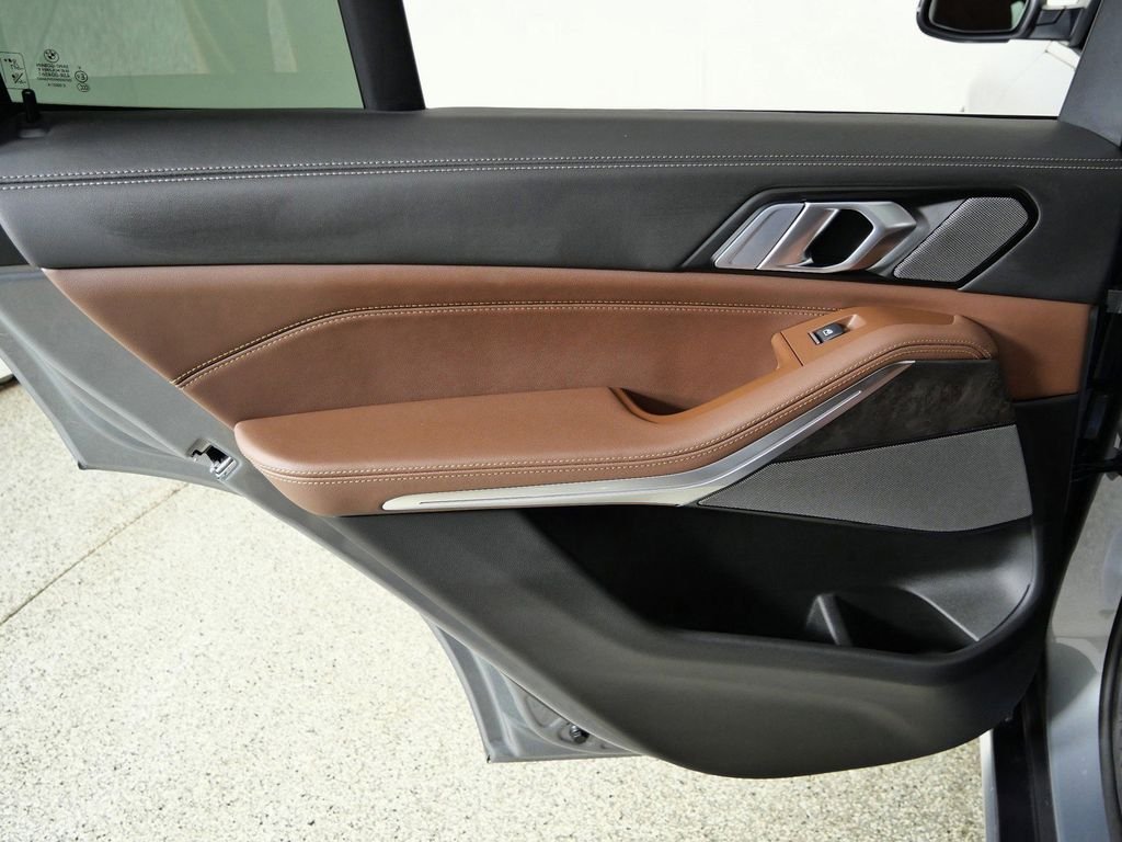 Used 2026 Skyscraper Grey Metallic BMW xDrive40i image 32
