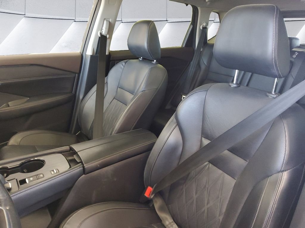 Used 2023 White Nissan Platinum image 8