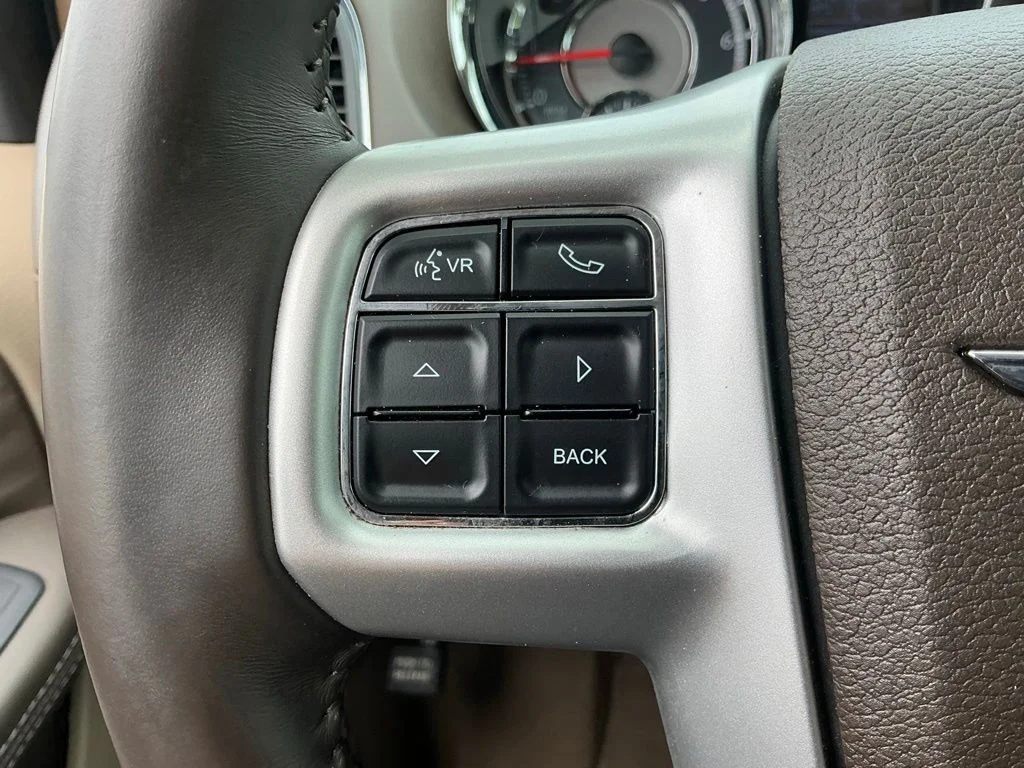 Used 2014 White Chrysler Touring-L image 36
