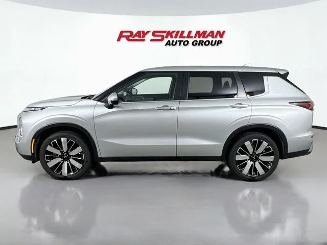 Used 2025 Silver Mitsubishi SE image 4