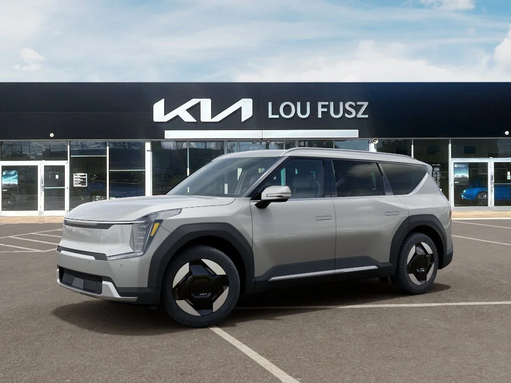 New 2026 Ivory Silver Kia Wind AWD image 3