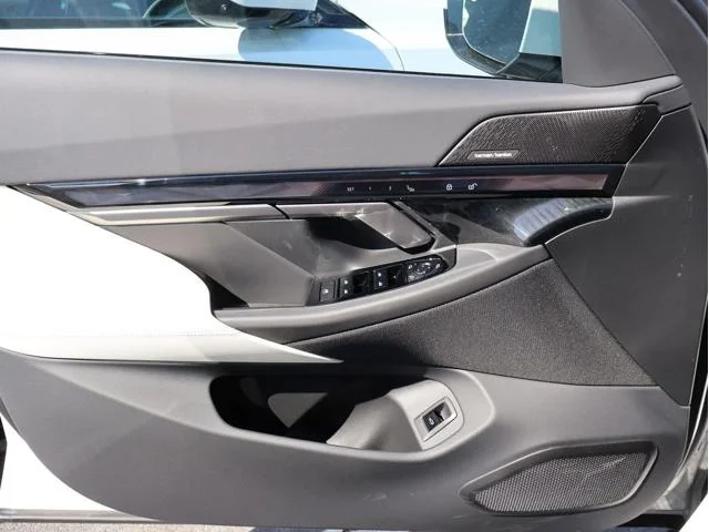 New 2026 Mineral White Metallic BMW 550e xDrive image 39