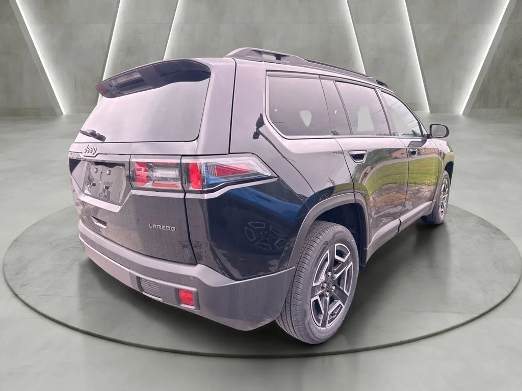 New 2026 Diamond Black Crystal Pearl-Coat Exterior Paint Jeep Laredo image 4
