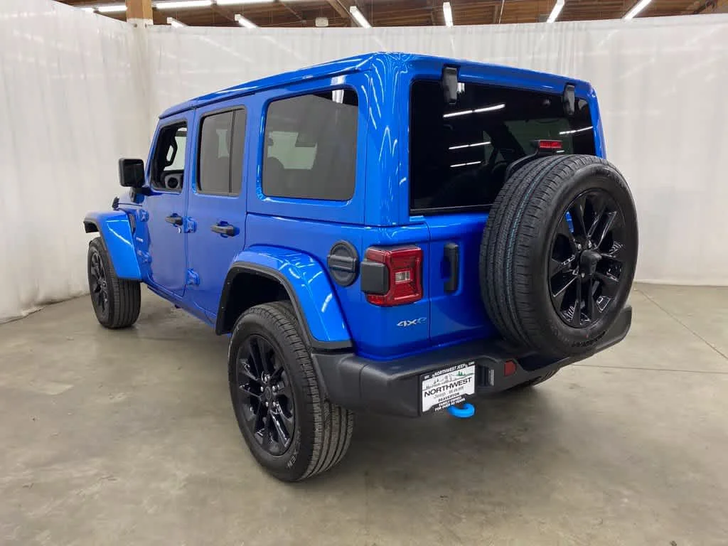 Used 2024 Hydro Blue Pearlcoat Jeep Sahara image 4
