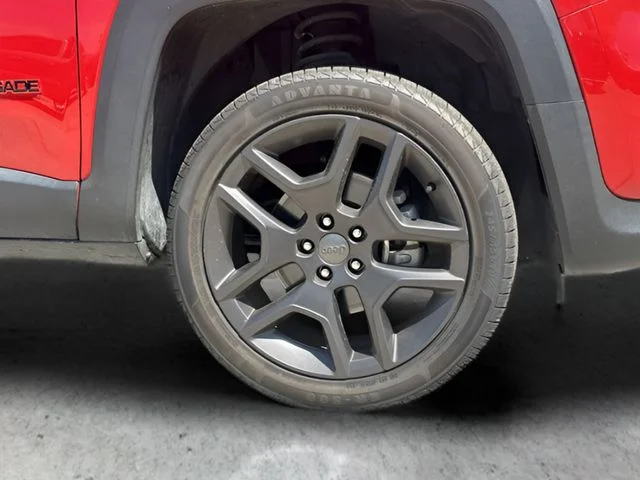 Used 2022 Red Jeep Latitude image 27