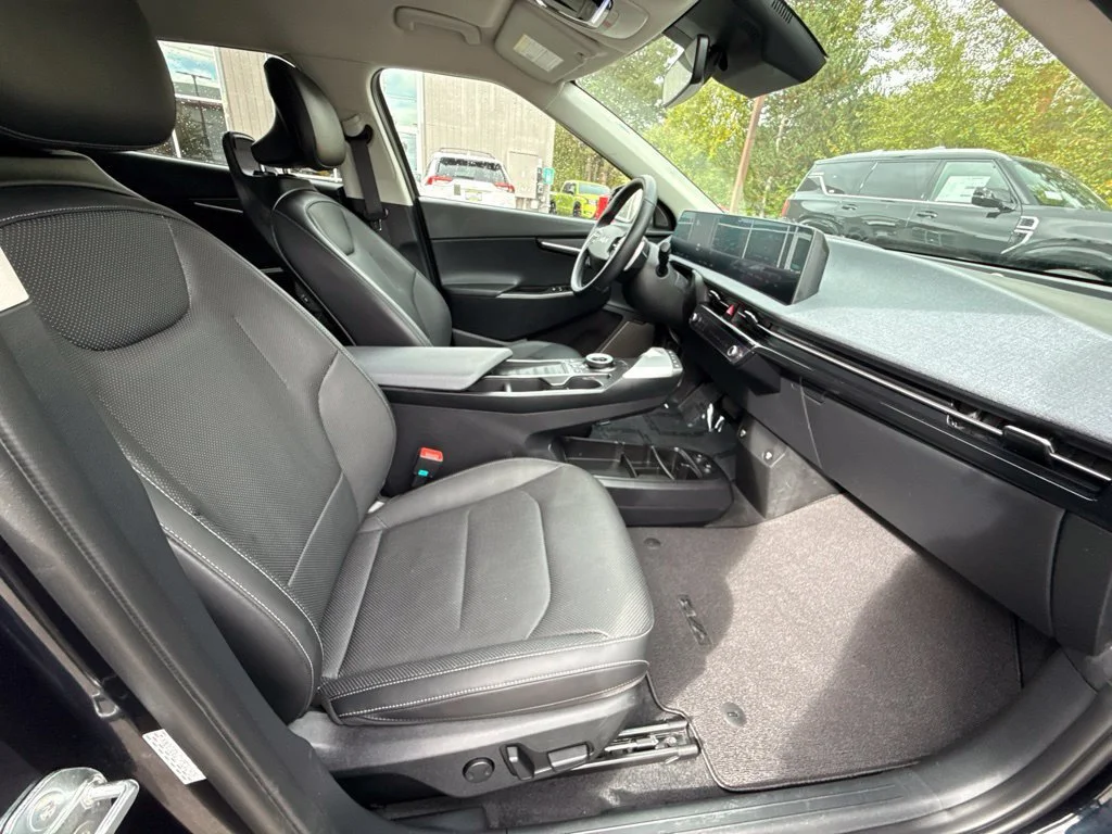 Used 2024 Gravity Blue Kia Wind image 18