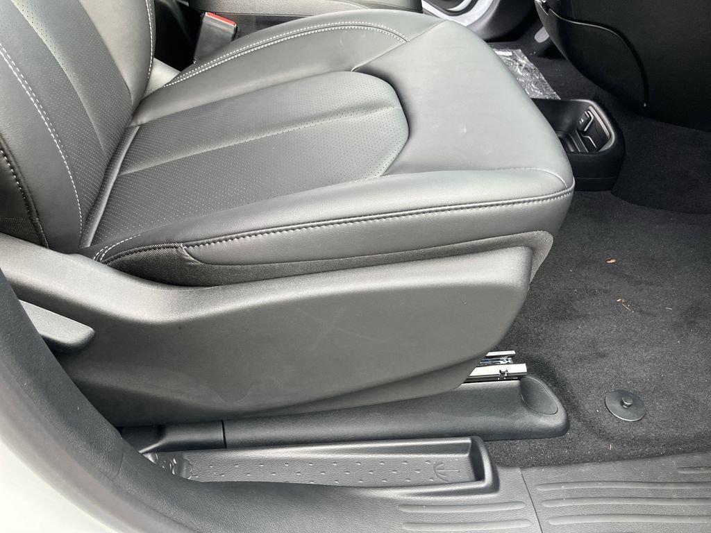 2026 Chrysler Pacifica Select - Photo 38