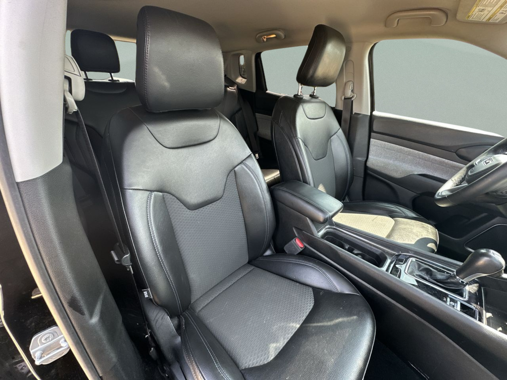Used 2022 Black Jeep Latitude image 38