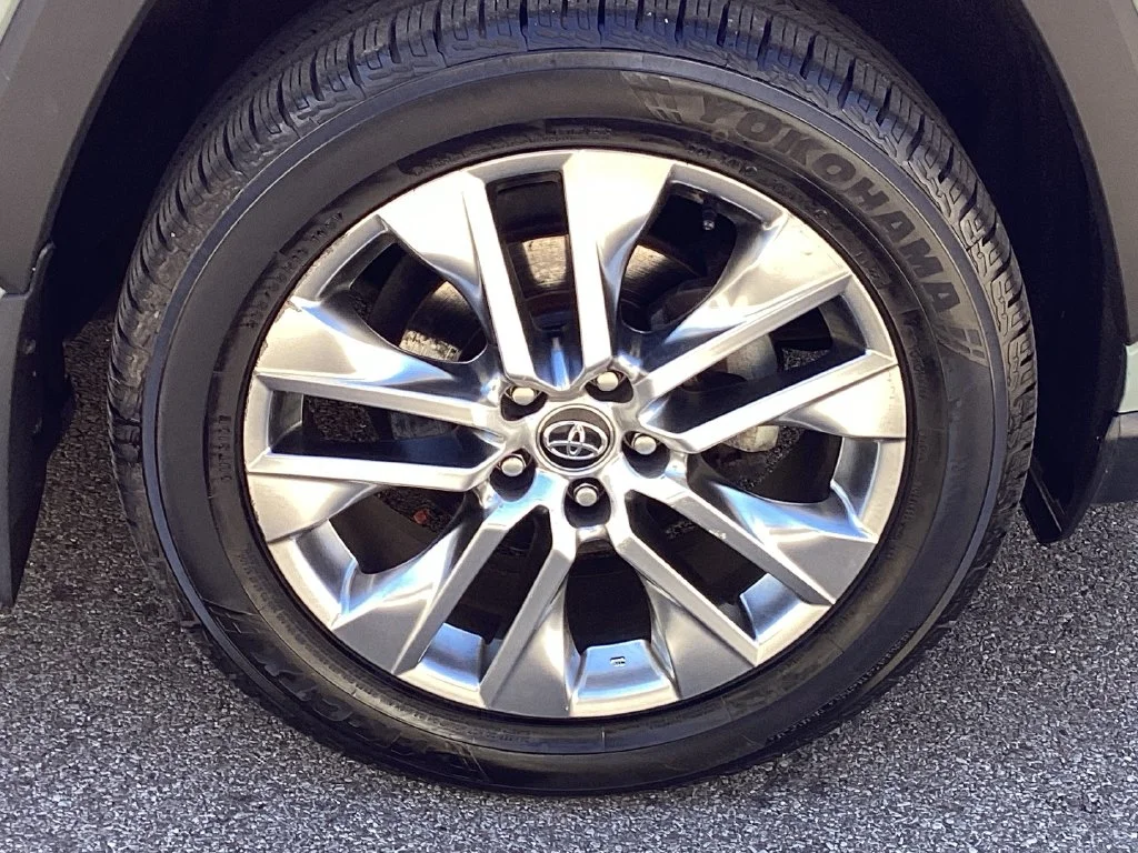 Used 2020  Toyota XLE Premium image 23