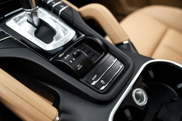 Used 2014  Porsche Diesel Platinum Edition image 23