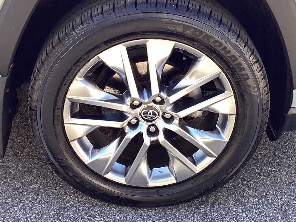Used 2020  Toyota XLE Premium image 23