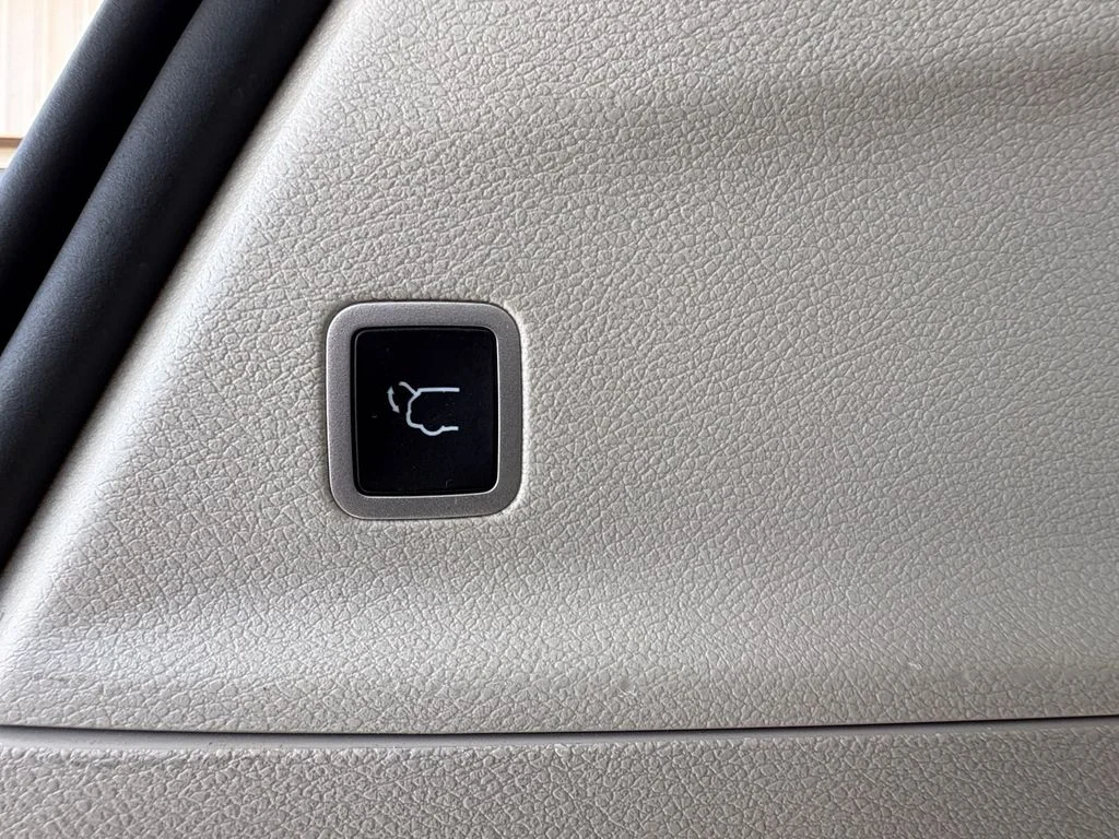 Used 2024 Bright White Clearcoat Chrysler Select image 29