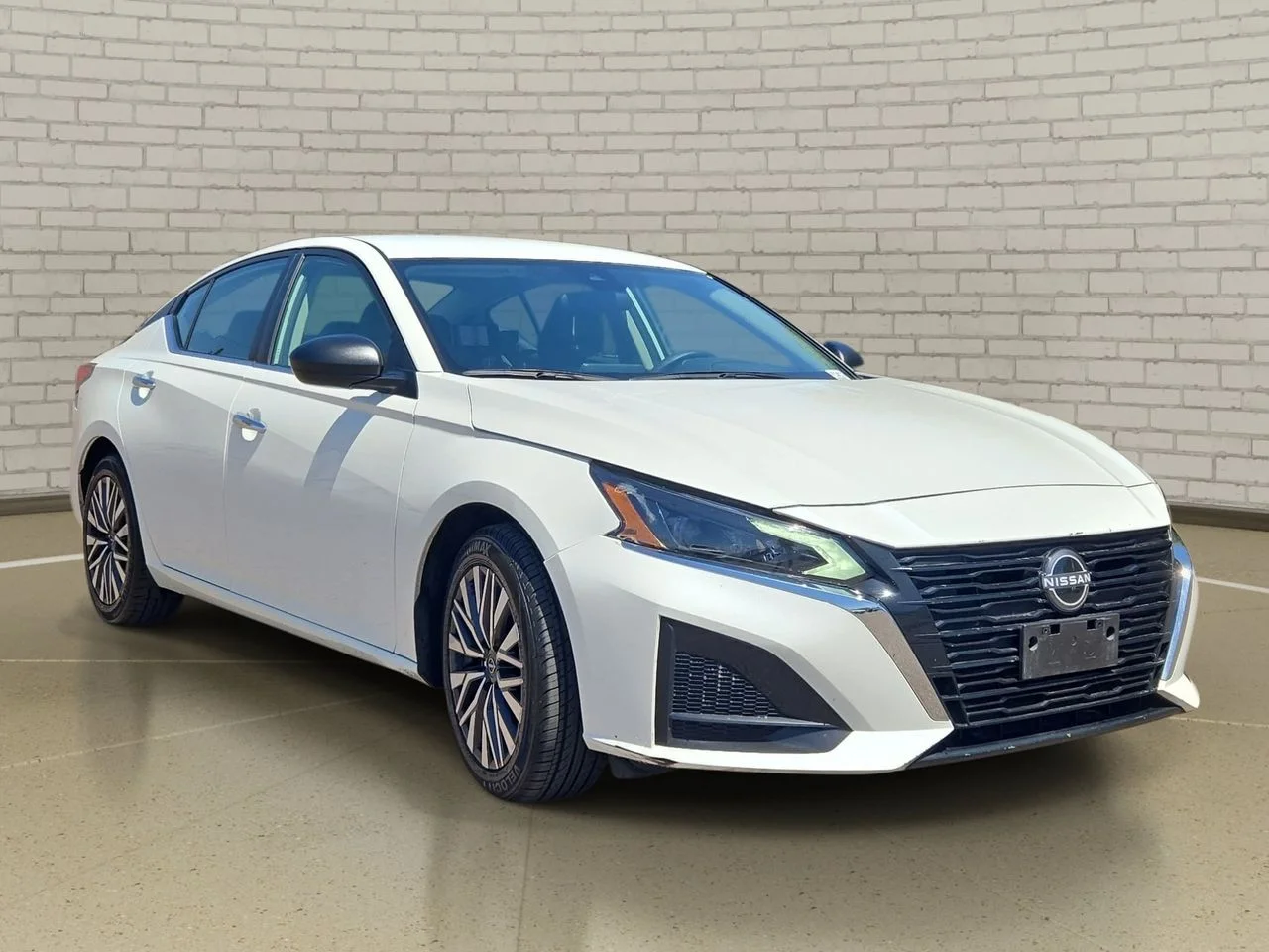 Used 2025 Pearl White Tricoat Nissan 2.5 SV image 2