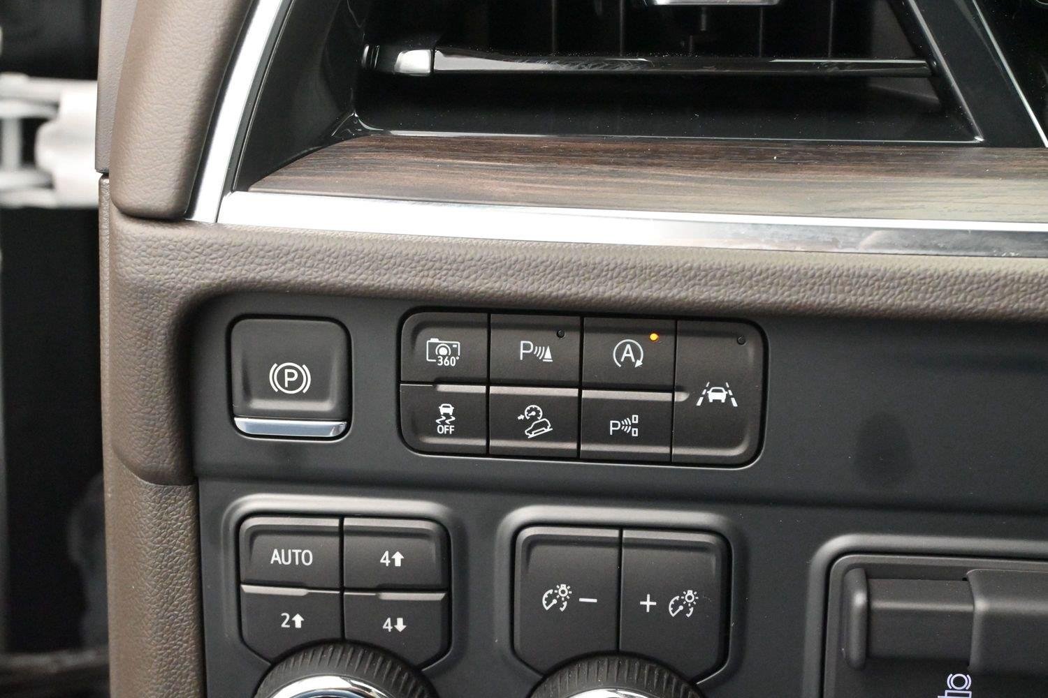 Used 2025 Iridescent Pearl Tricoat Chevrolet Z71 image 25