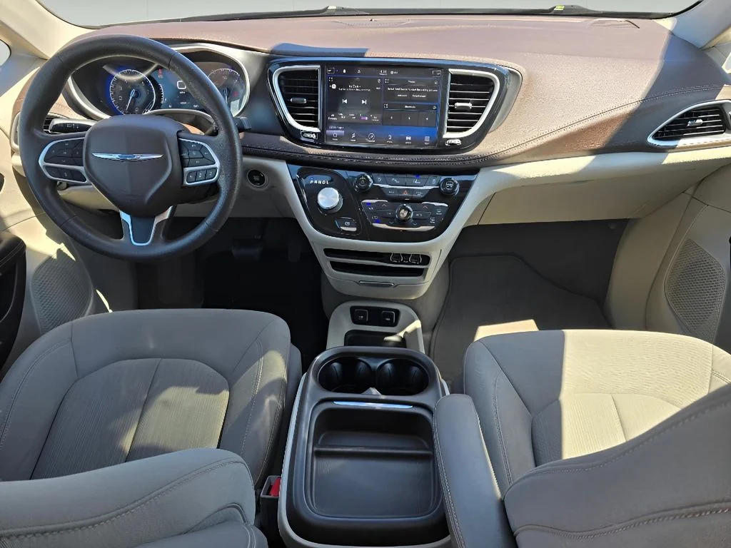 Used 2021 Bright White Clearcoat Chrysler Touring image 15