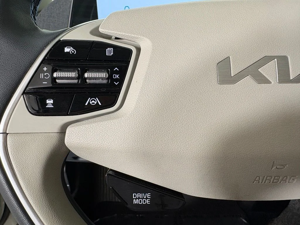 Used 2023 White Kia Wind image 24