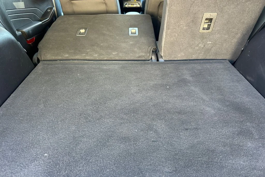 Used 2022 Black Ford SE image 17