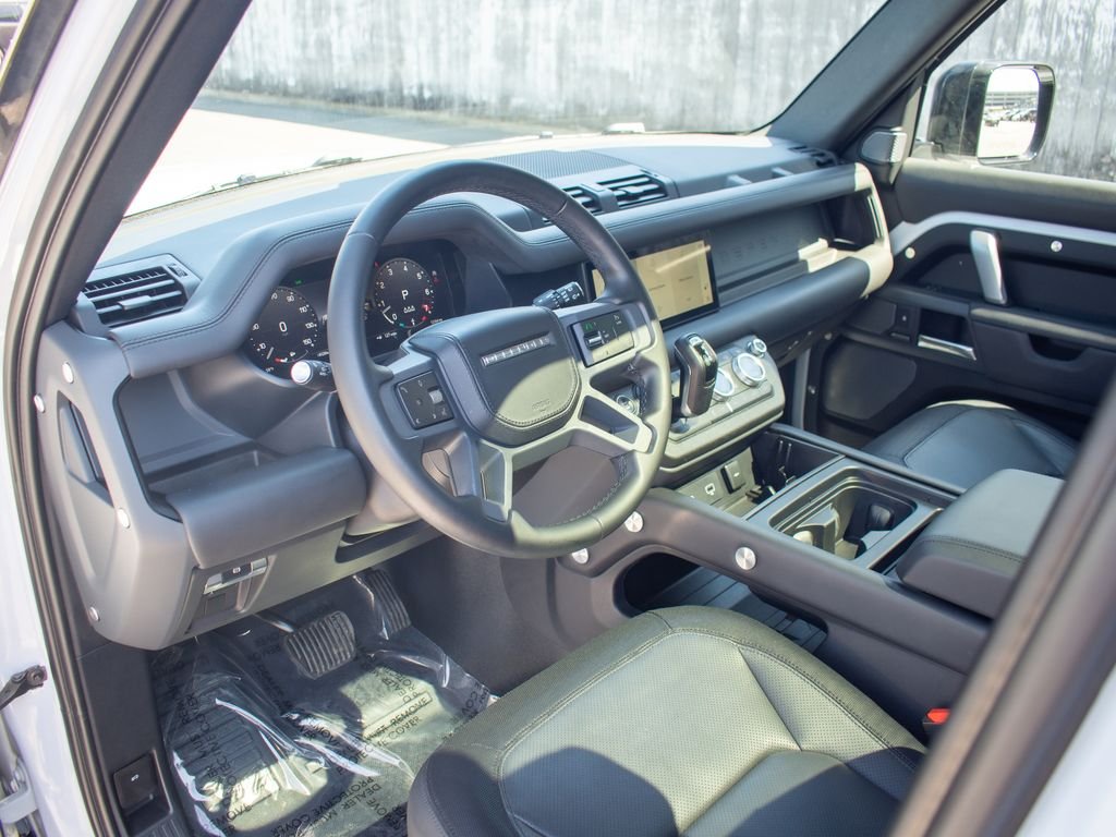 Used 2023 White Land Rover X-Dynamic SE image 12