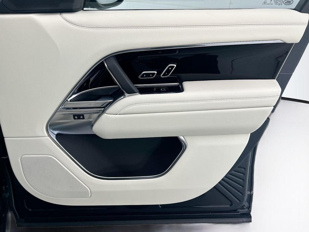 New 2026 Santorini Black Land Rover SE image 24