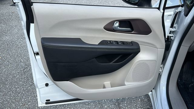 2024 Chrysler Voyager LX - Photo 17