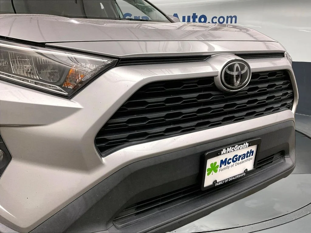 Used 2020 Silver Toyota XLE image 32
