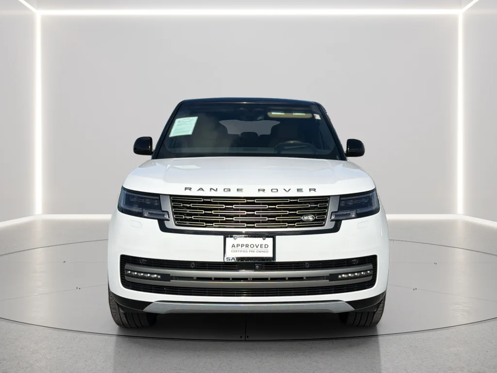 Used 2025 White Land Rover SE image 11