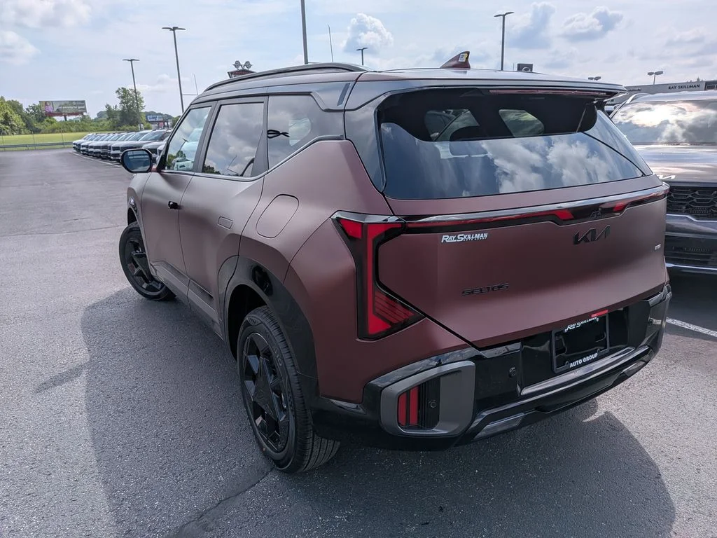 New 2027 Magma Red Matte Kia X-Line S image 32
