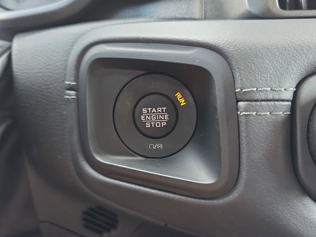 Used 2025 White/off-white Jeep Rubicon 4xe image 27