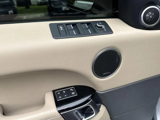 Used 2017 Silver Land Rover 3.0L V6 Supercharged HSE image 27