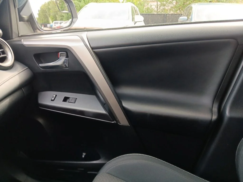 Used 2018 Galactic Aqua Mica Toyota XLE image 24