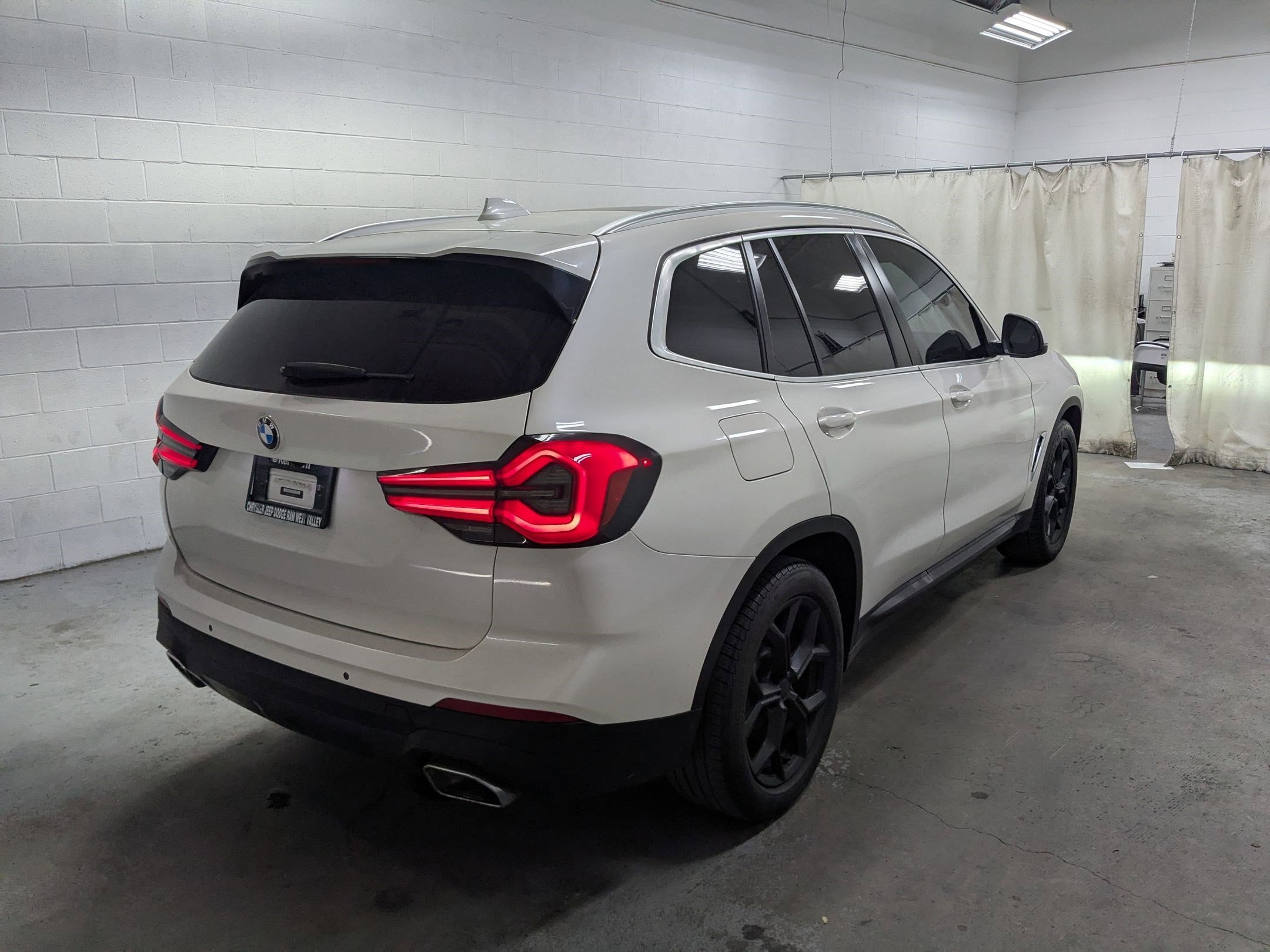 Used 2022 White Metallic BMW xDrive30i image 4