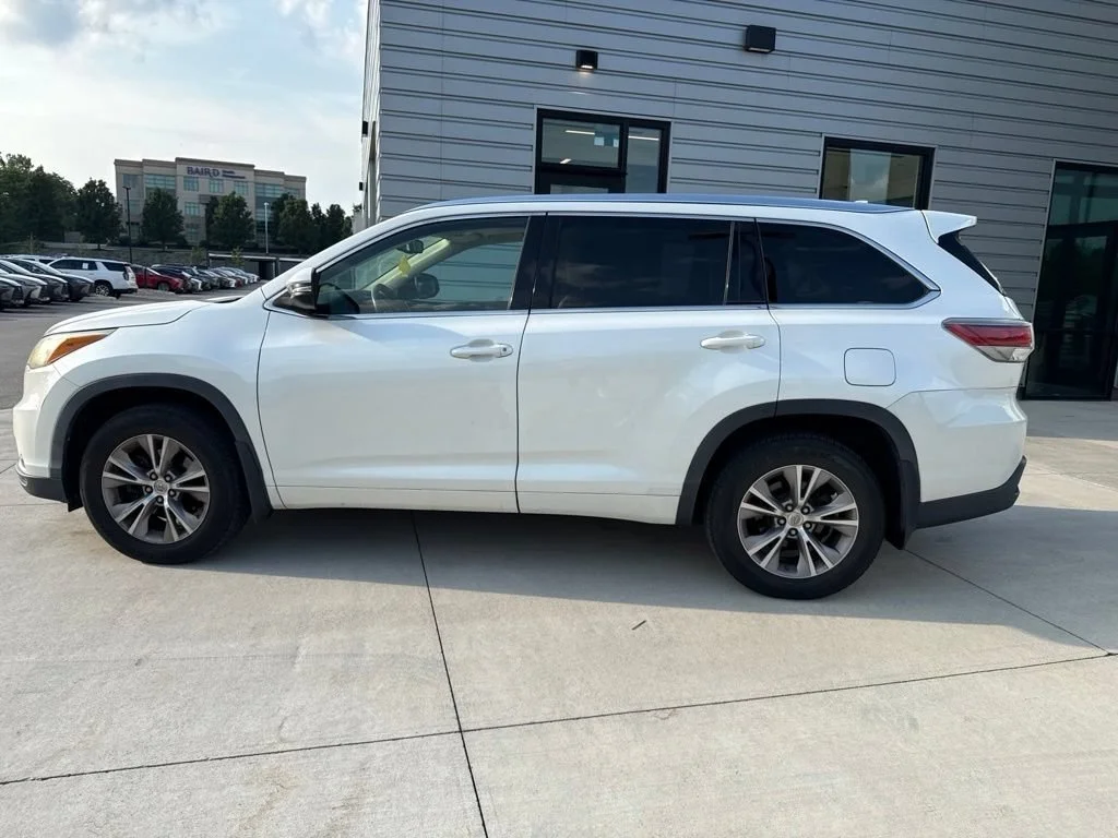 Used 2015 Blizzard Pearl Toyota XLE image 3