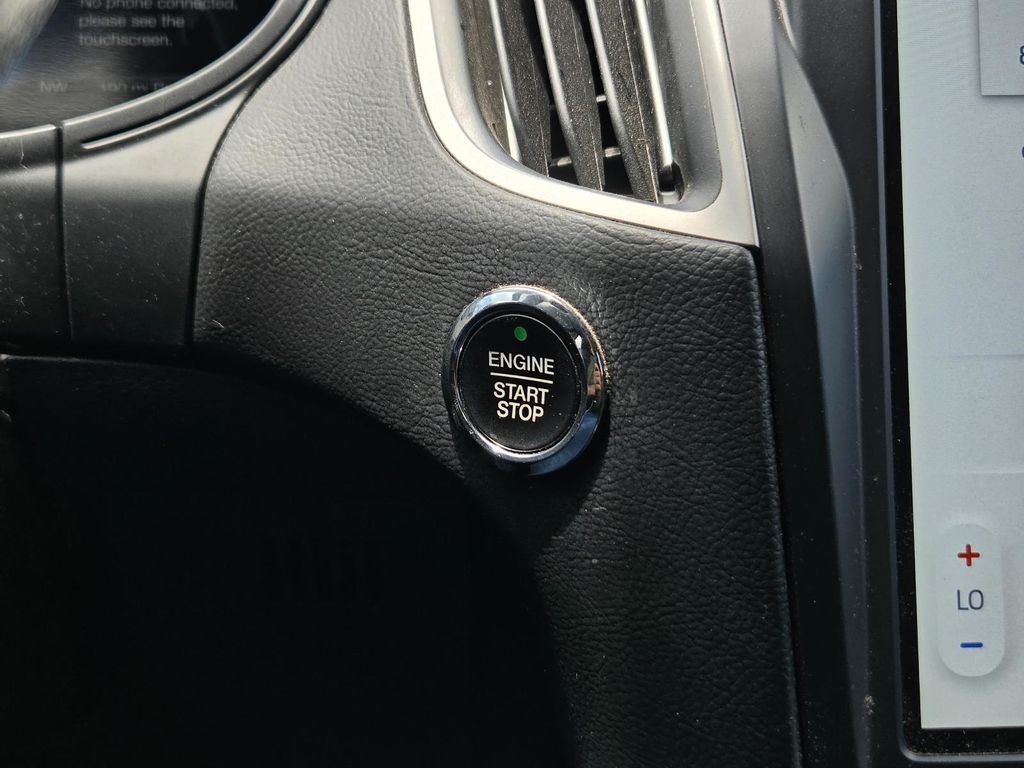 Used 2023 Oxford White Ford SE image 38