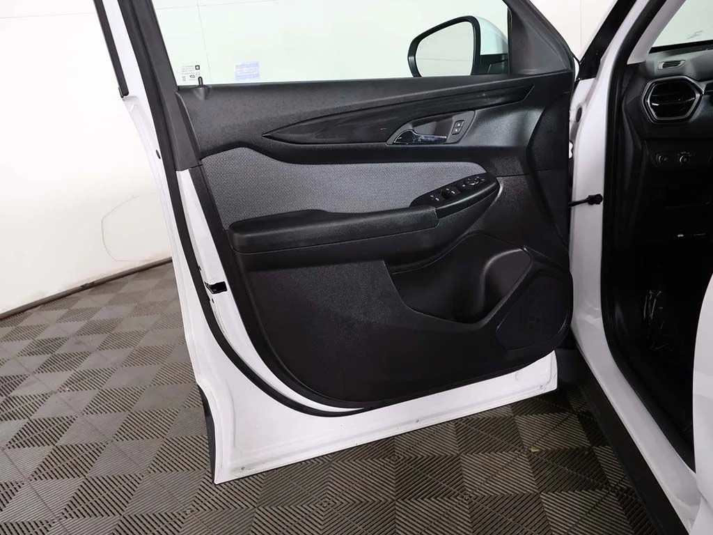 Used 2025 White Chevrolet LT image 19