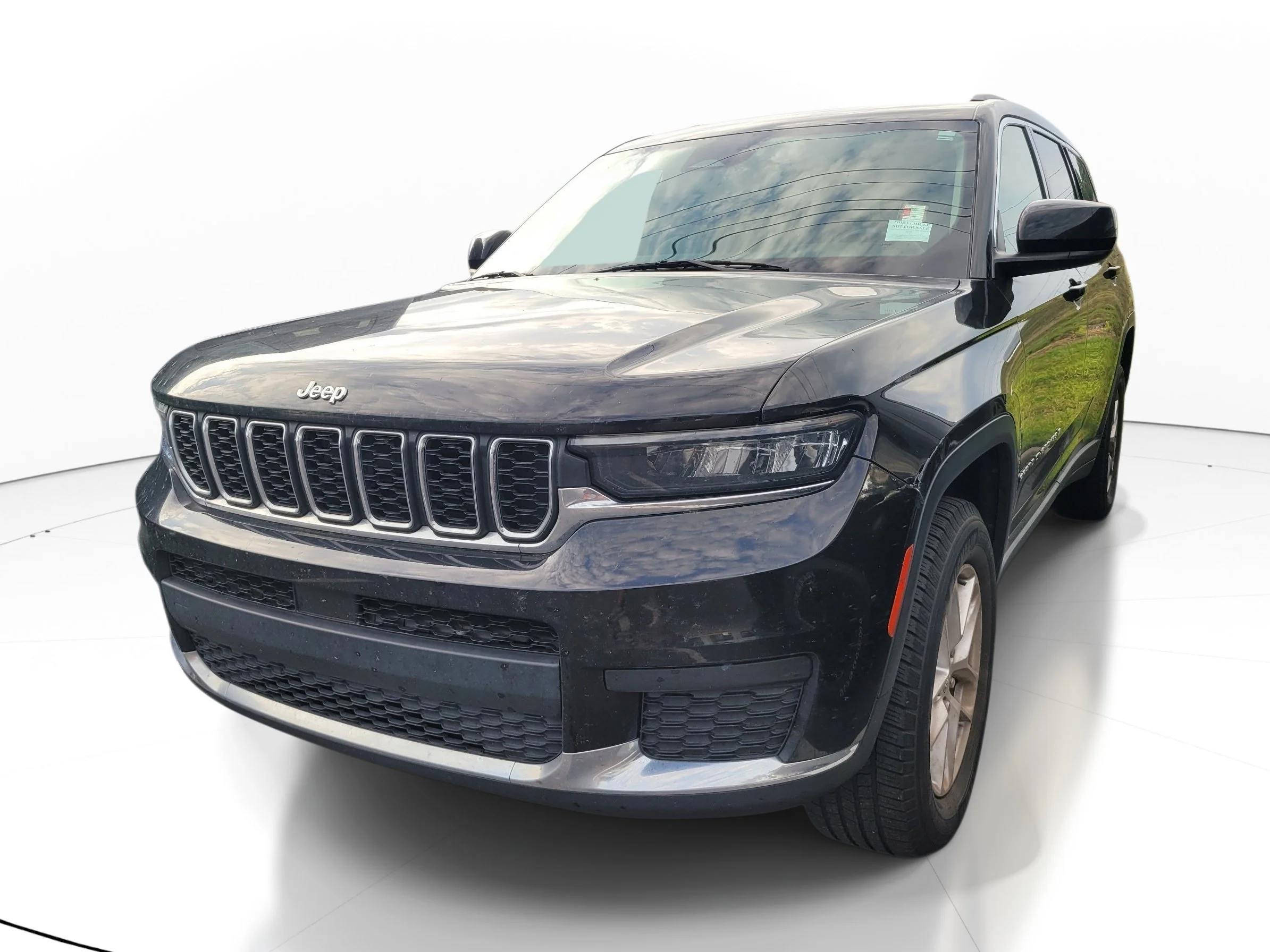 Used 2023 Diamond Black Crystal Pearlcoat Jeep Laredo image 3