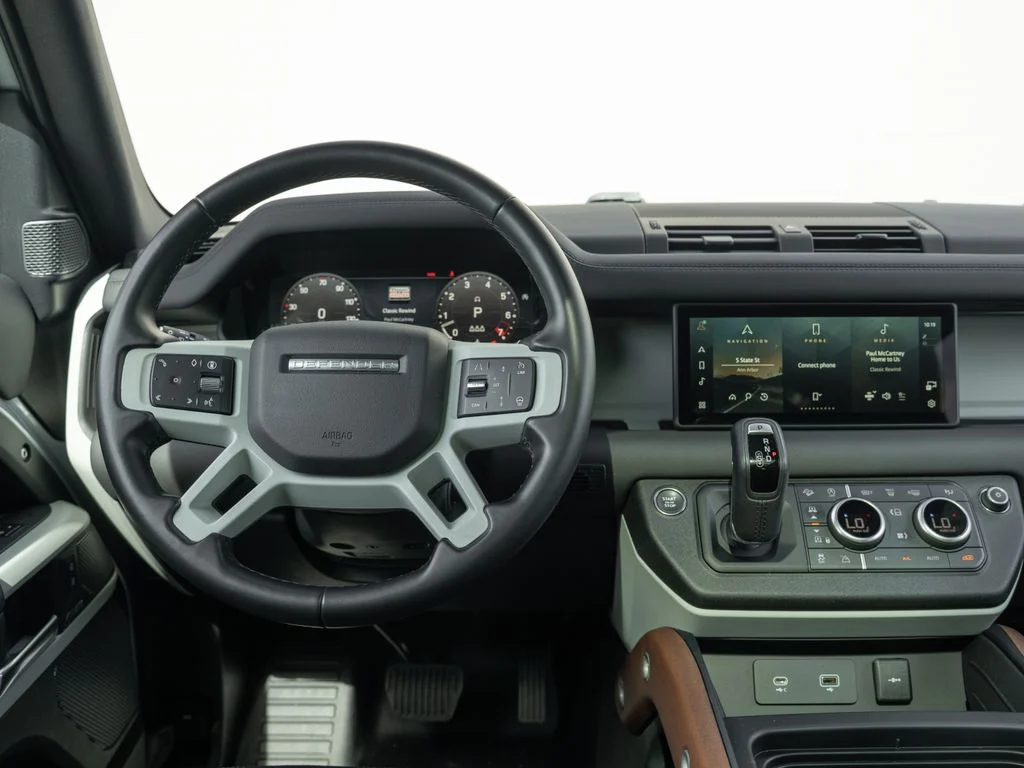 Used 2024  Land Rover SE image 22
