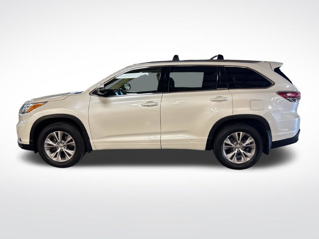 Used 2015 White Toyota XLE V6 image 2