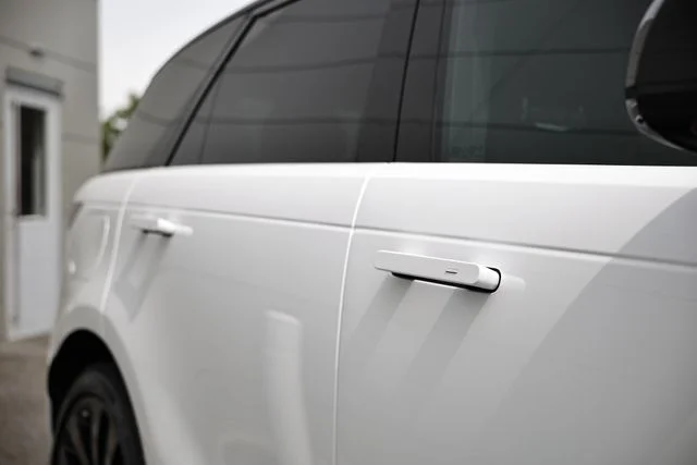 New 2026 Ostuni Pearl White Land Rover Dynamic SE image 12
