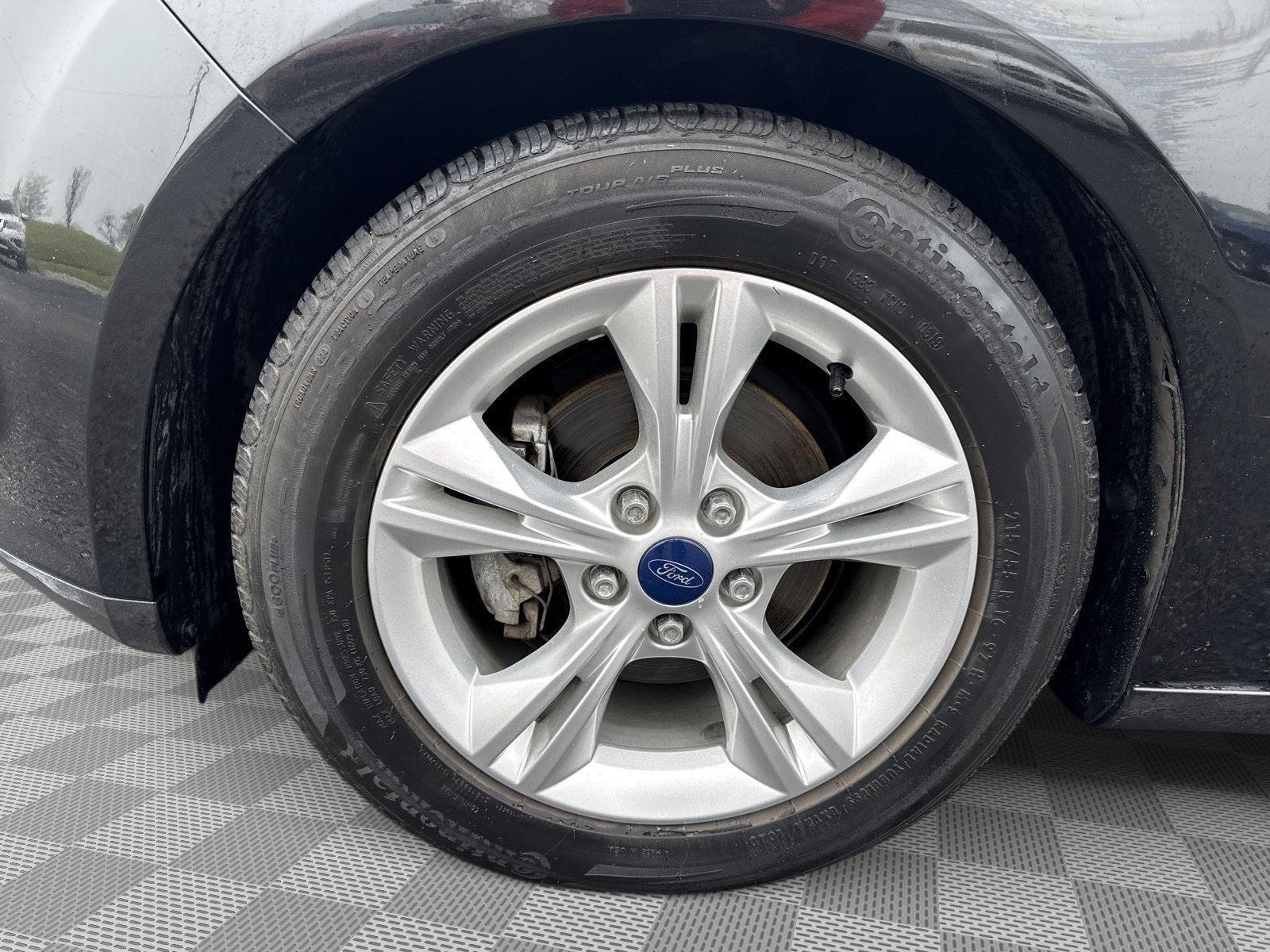 Used 2013 Tuxedo Black Metallic Ford SE image 6