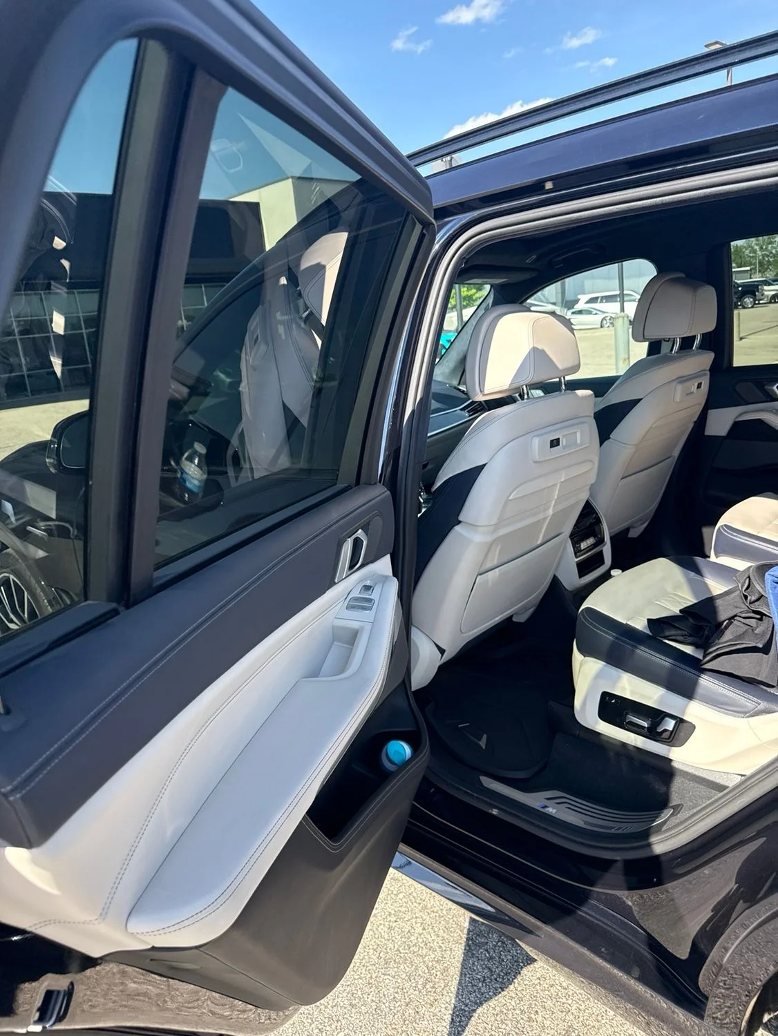 Used 2019 Black BMW xDrive40i image 3