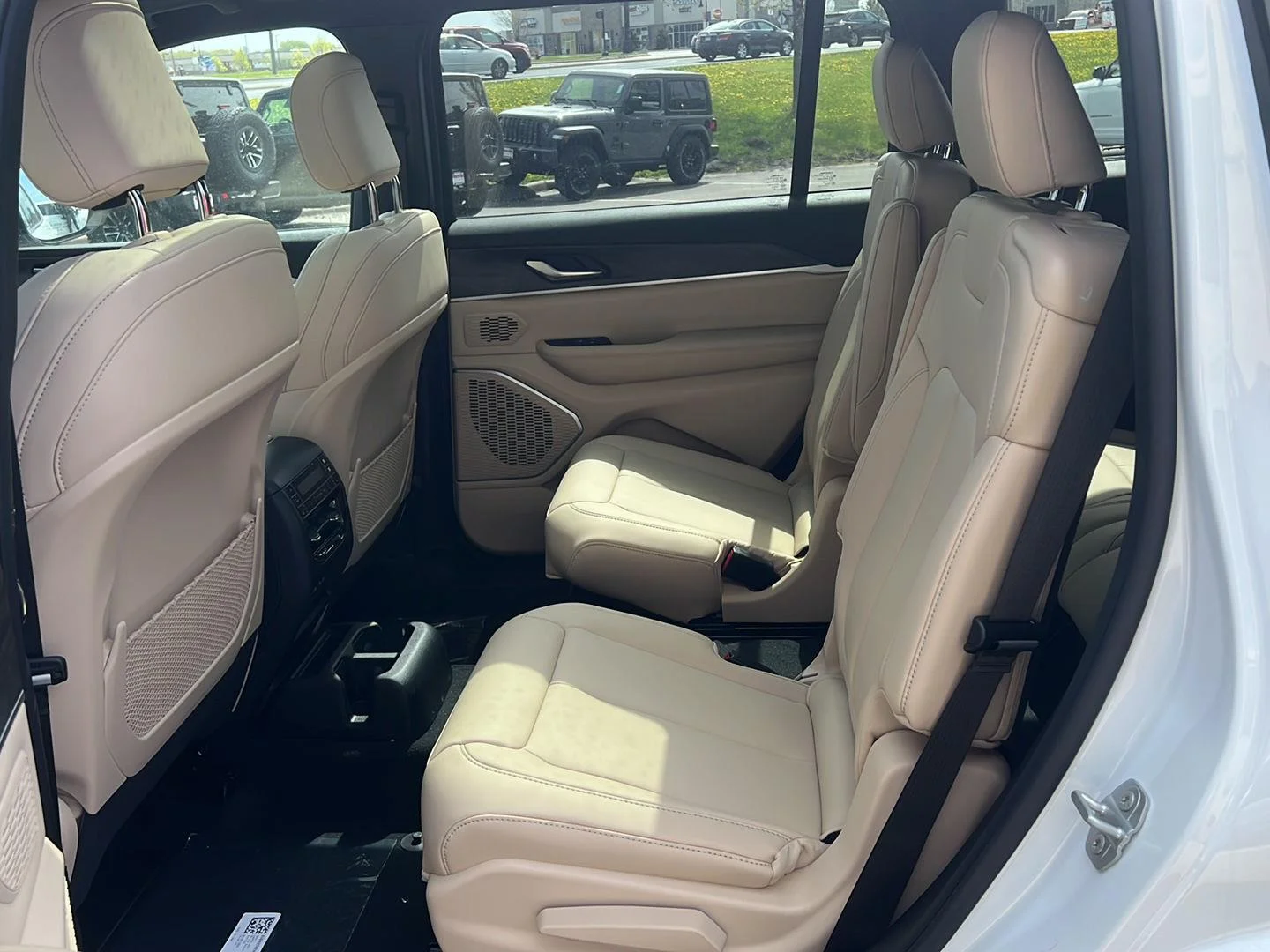 New 2026 Bright White Clear-Coat Exterior Paint Jeep Limited image 20