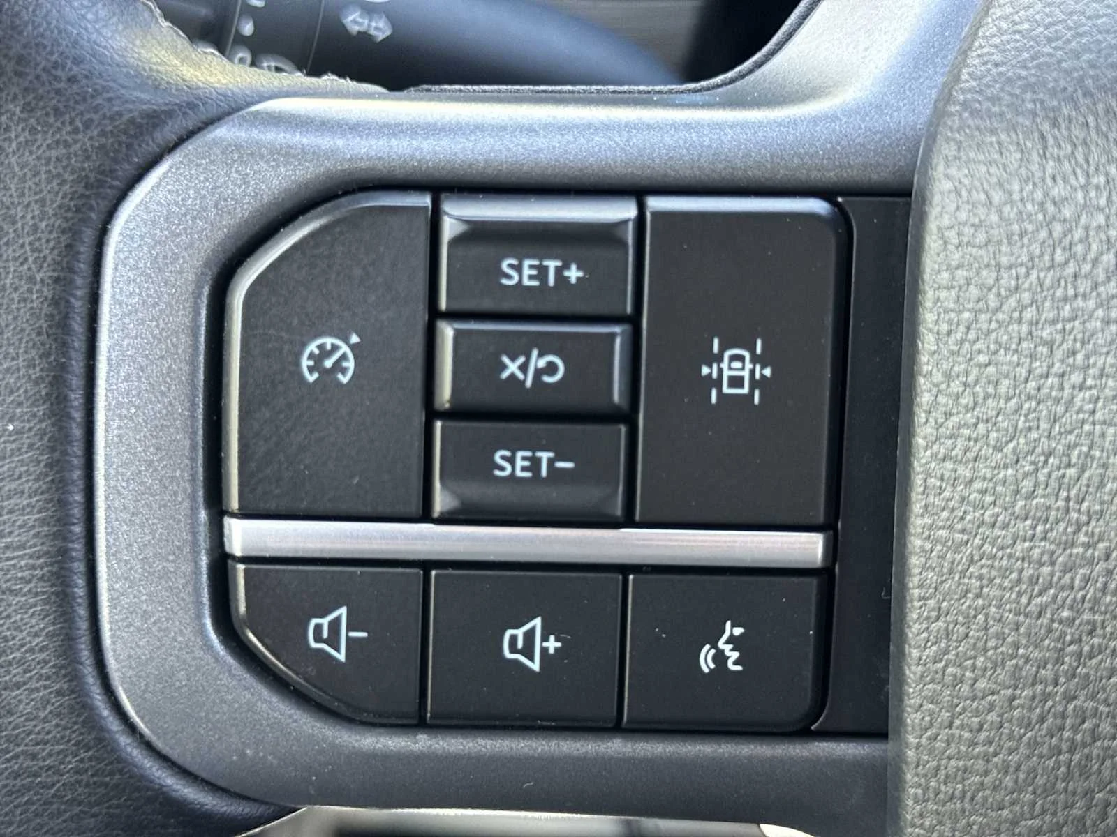 Used 2025 Oxford White Ford XLT image 28