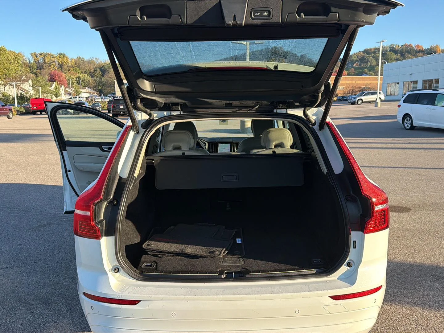 Used 2022  Volvo Momentum image 11