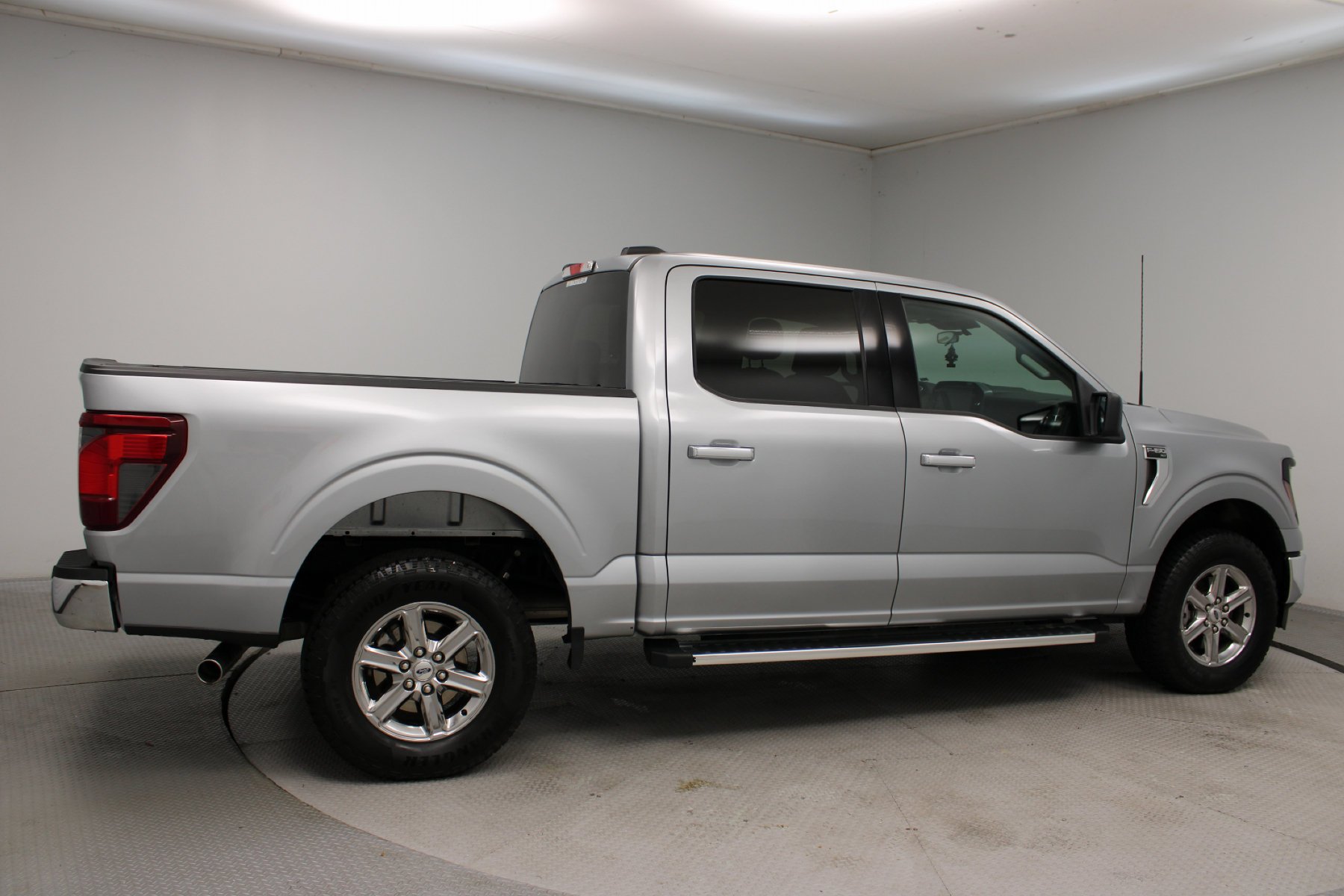 Used 2025 ICONIC SILVER METALLIC Ford XLT 4WD SuperCrew 5.5