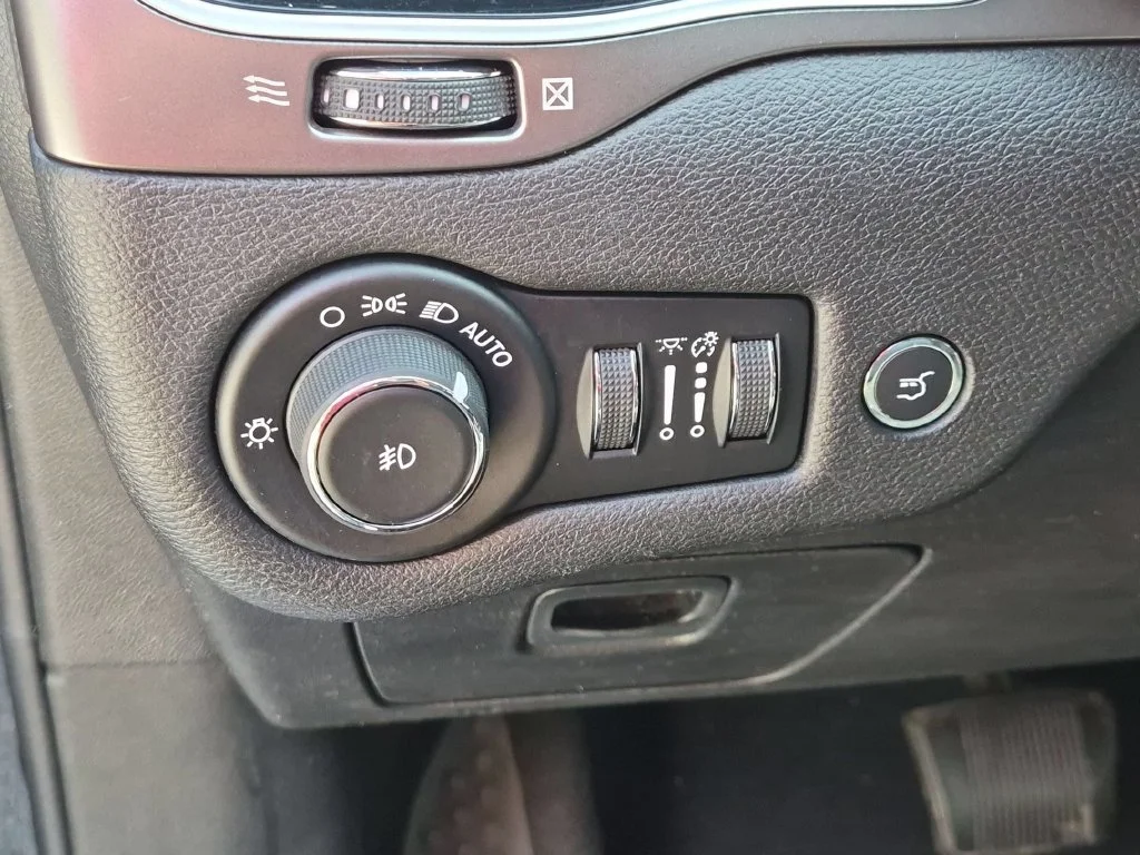 Used 2019 Black Jeep Limited image 13