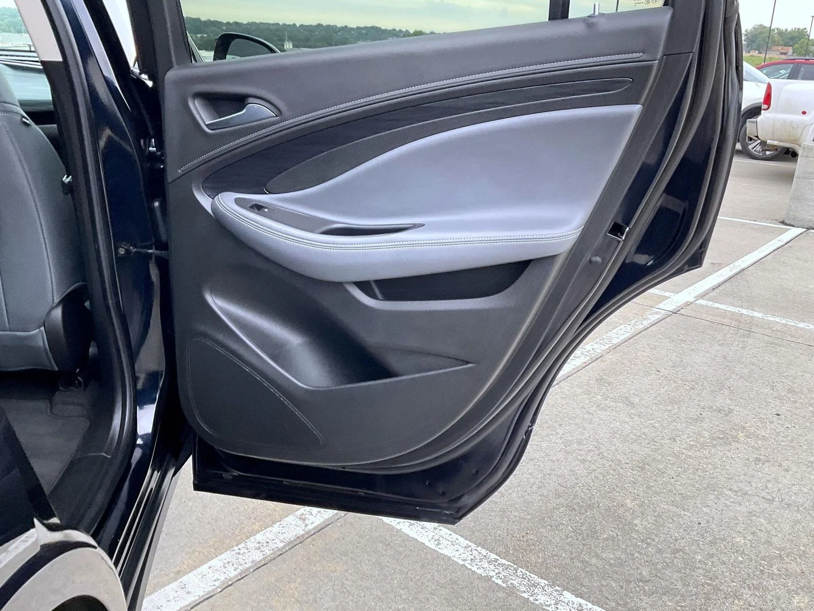 Used 2020 Blue Buick Essence image 21